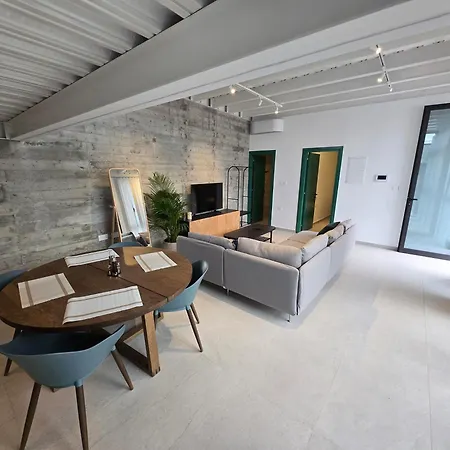 Leaf - Old Apartment *