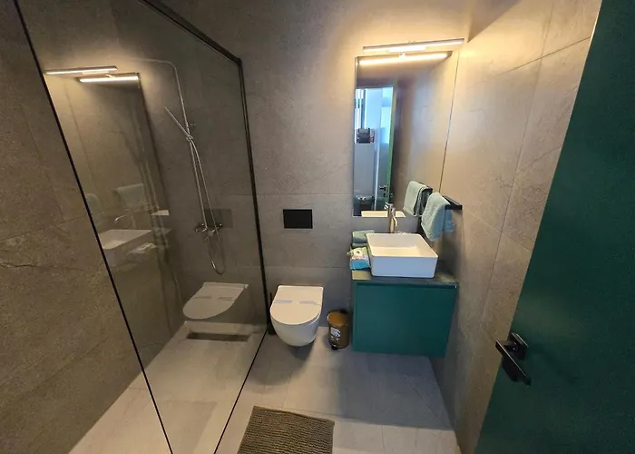 Leaf - Old Apartment