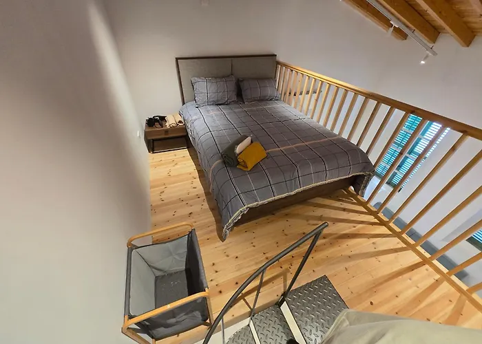 Apartment Leaf - Old *